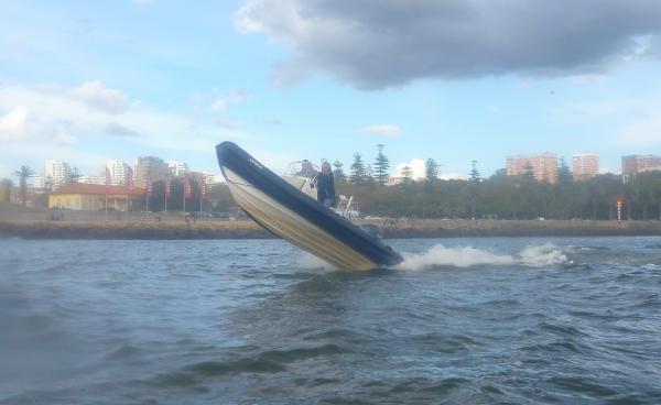 A 6 m XS with a 150 hp Yamaha at the mouth of the Douro