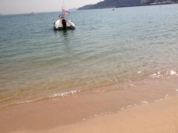 Fixed the bunjee between the anchor chain and the anchor line and tied a 50M line the stern of the RIB and up the beach to a tree...  works great... so quick & simple